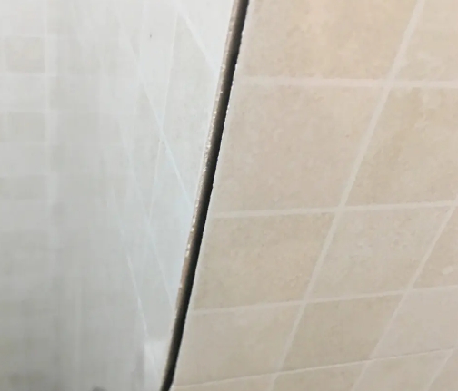 景泰瓷砖空鼓维修公司分享阳台瓷砖脱落的修复过程可以分为以下几个步骤