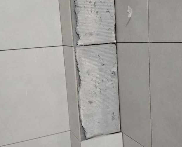 景泰瓷砖空鼓维修公司分享下瓷砖施工前基层浇水润湿程度不足，可能导致以下问题